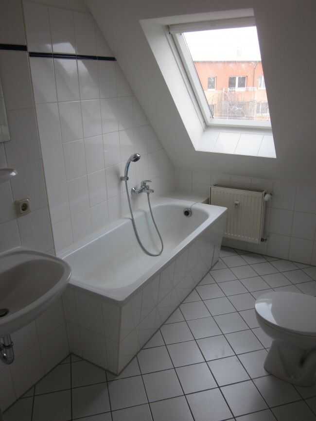 Eutritzsch - kleine, helle Dachgeschoßwohnung mit Tageslichtbad, Wanne & EBK in ruhiger Seitenstraße – Leipzig – Vorschaubild 7