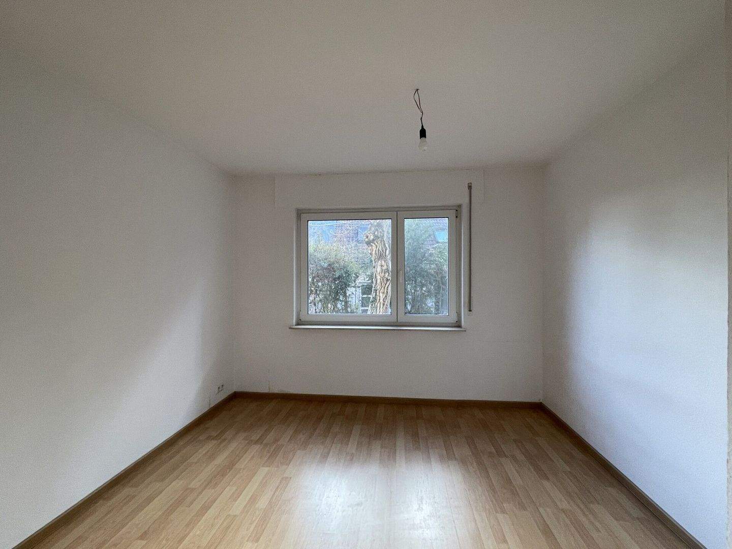 2-Zimmer mit Terrasse und kleinem Garten, ab sofort bis 31.03.27 – Stuttgart – Vorschaubild 4