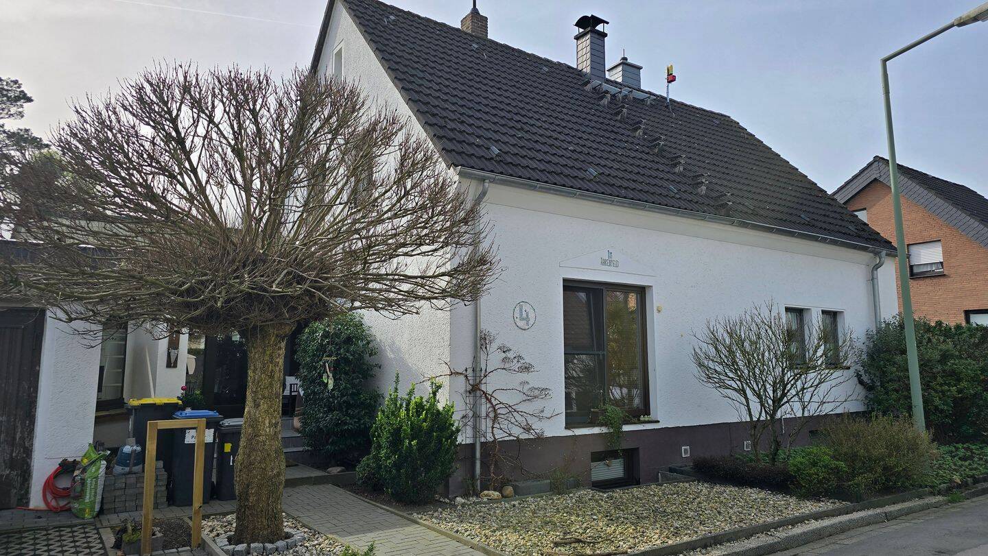 Modernisierte Doppelhaushälfte mit Einliegerwohnung, großem Garten, Terrasse und Garage