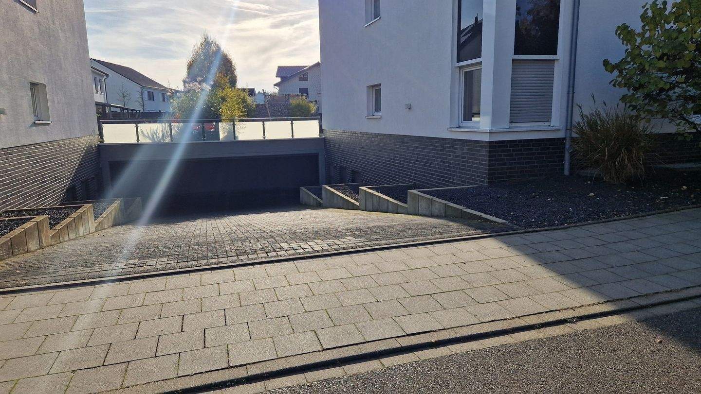 Traumhafte Etagenwohnung in nicht duplizierbarer Lage zum Nordpark gelegen ! Gemütliche Terrasse und 2 Stellplätze ! – Mönchengladbach – Vorschaubild 5