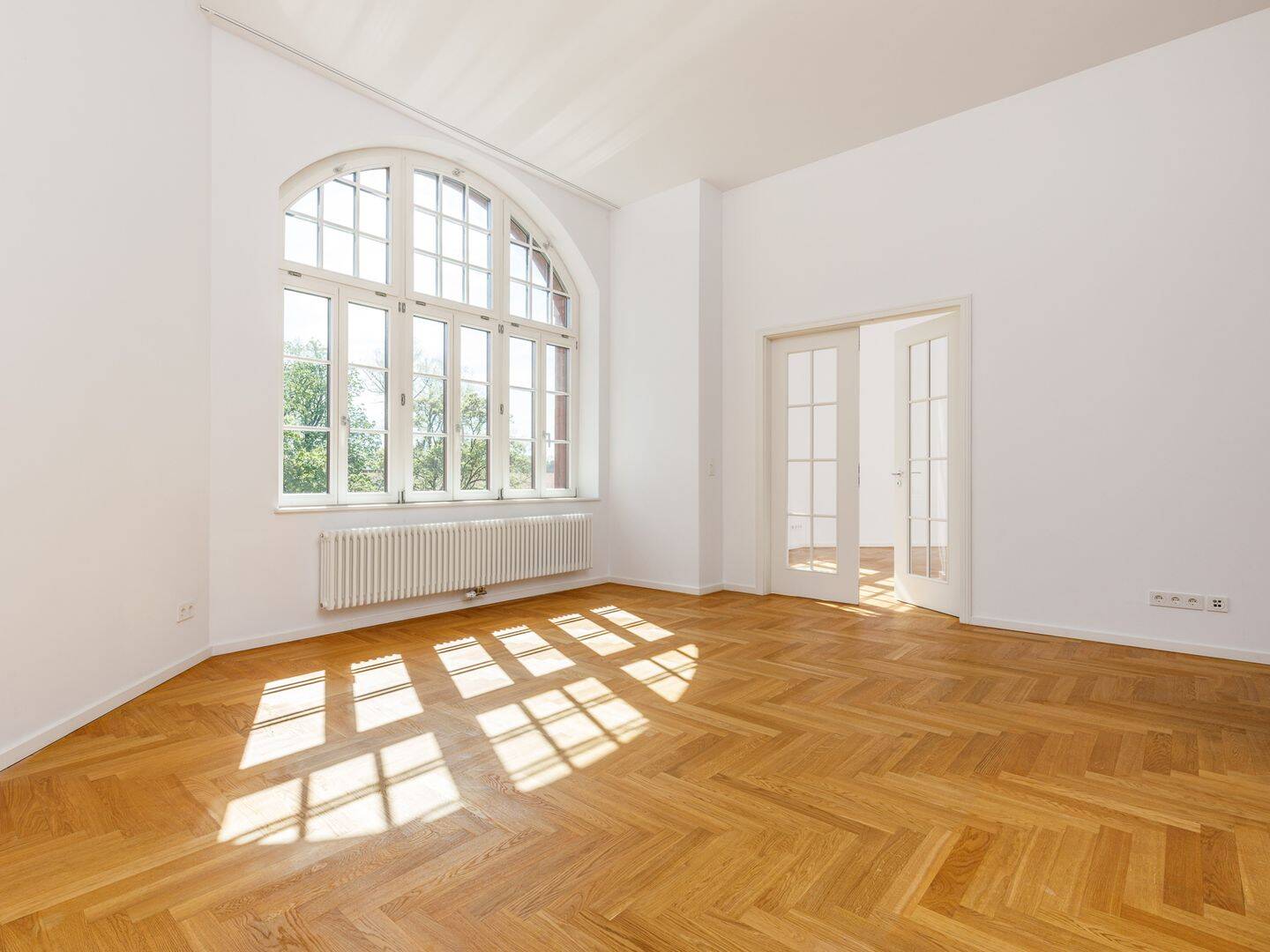 Joli Coeur- Helle Altbauwohnung mit moderner Ausstattung & Stellplatz in ruhigem Denkmal-Ensemble – Berlin – Vorschaubild 2