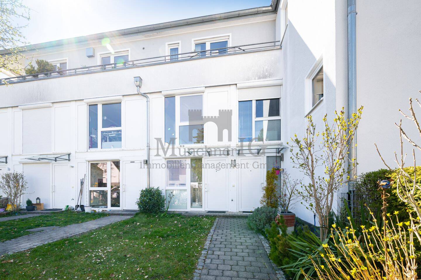 MÜNCHNER IG: Exklusive Maisonette mit Haus in Haus Charakter in begehrter, ruhiger Lage – München – Bild 1 von 9