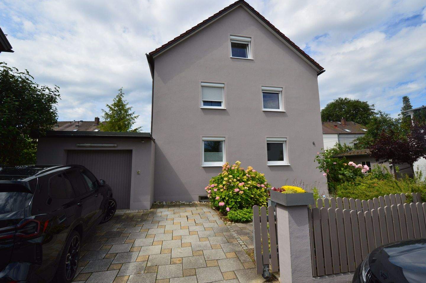 Freiwerdendes Saniertes 1-2 Familienhaus mit 2-Zi.-EG-Whg und 4-Zi.-Maisonette-Whg. mit Garten in Burgweinting – Regensburg – Vorschaubild 3