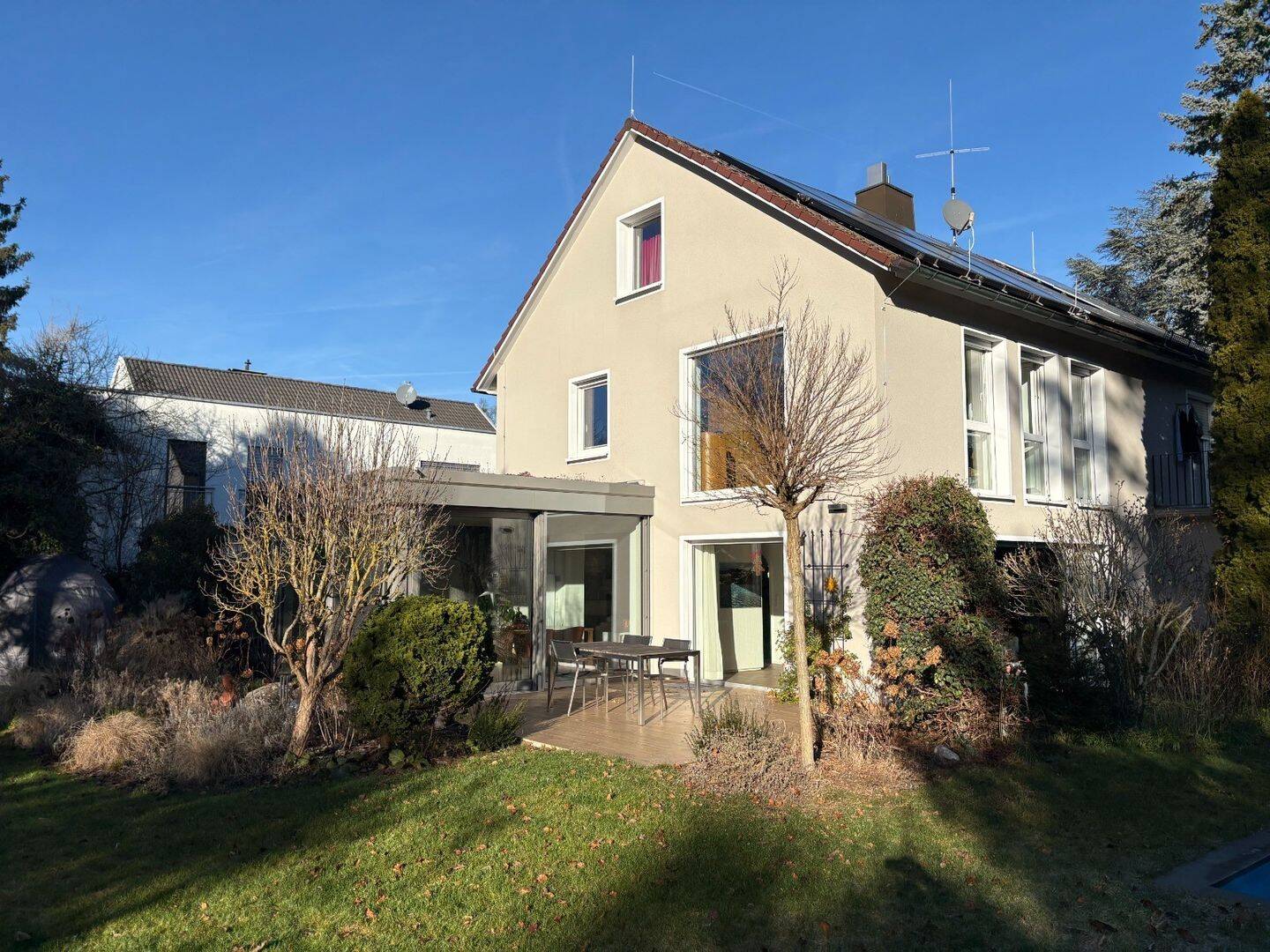 Wunderschöne Villa - ruhig, grün und zentral - möbliert / teilmöbliert möglich – Nürnberg – Bild 1 von 9