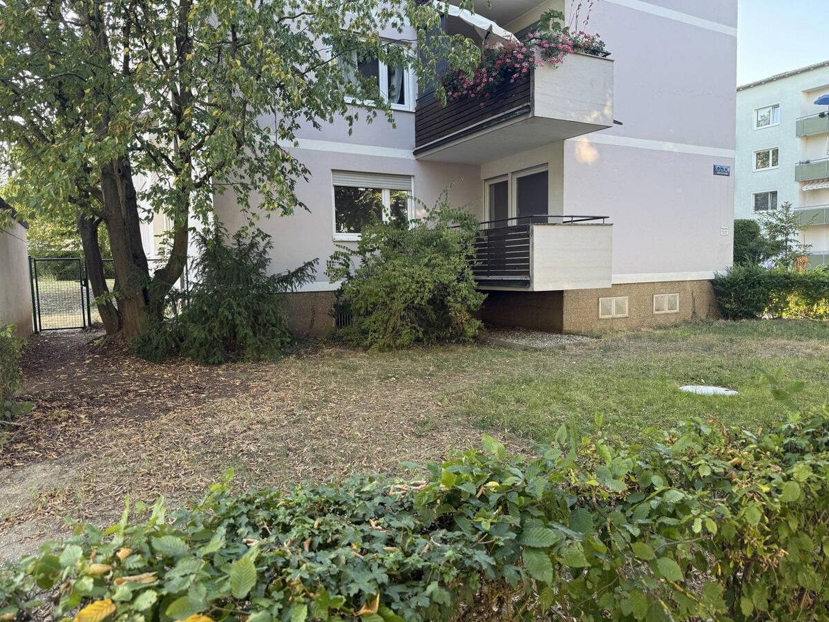 Eigener 314 m² Garten: Renovierte 4-Zimmer-Eigentumswohnung mit 2 Balkonen, provisionsfrei – 93049 Regensburg – Bild 1 von 9