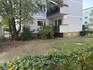 Eigener 314 m² Garten: Renovierte 4-Zimmer-Eigentumswohnung mit 2 Balkonen, provisionsfrei