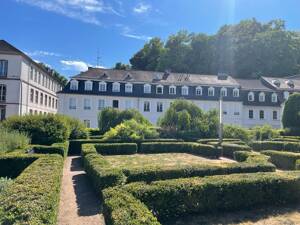 Historisches Juwel in Schlossnähe: Exklusive 4-Zimmer-Maisonette mit Einbau-Küche, Garten & Stellplatz