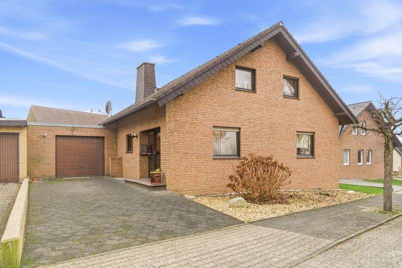 Bereits RESERVIERT!! Einfamilienhaus mit Galerie, Großzügigkeit, Garten und Garage! – Bergheim – Bild 1 von 9