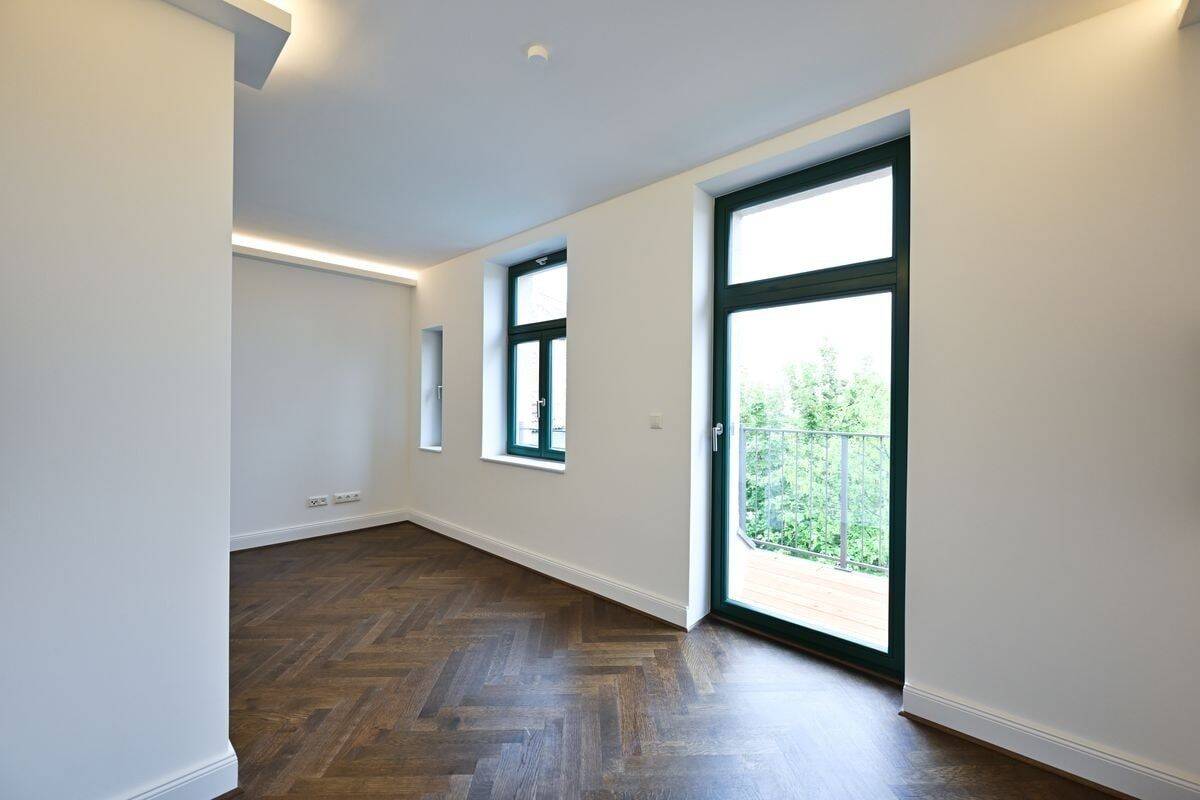 Ganz oben! + Erstbezug mit Parkett & Fußbodenheizung + Balkon + Wanne & Dusche + LED-Licht