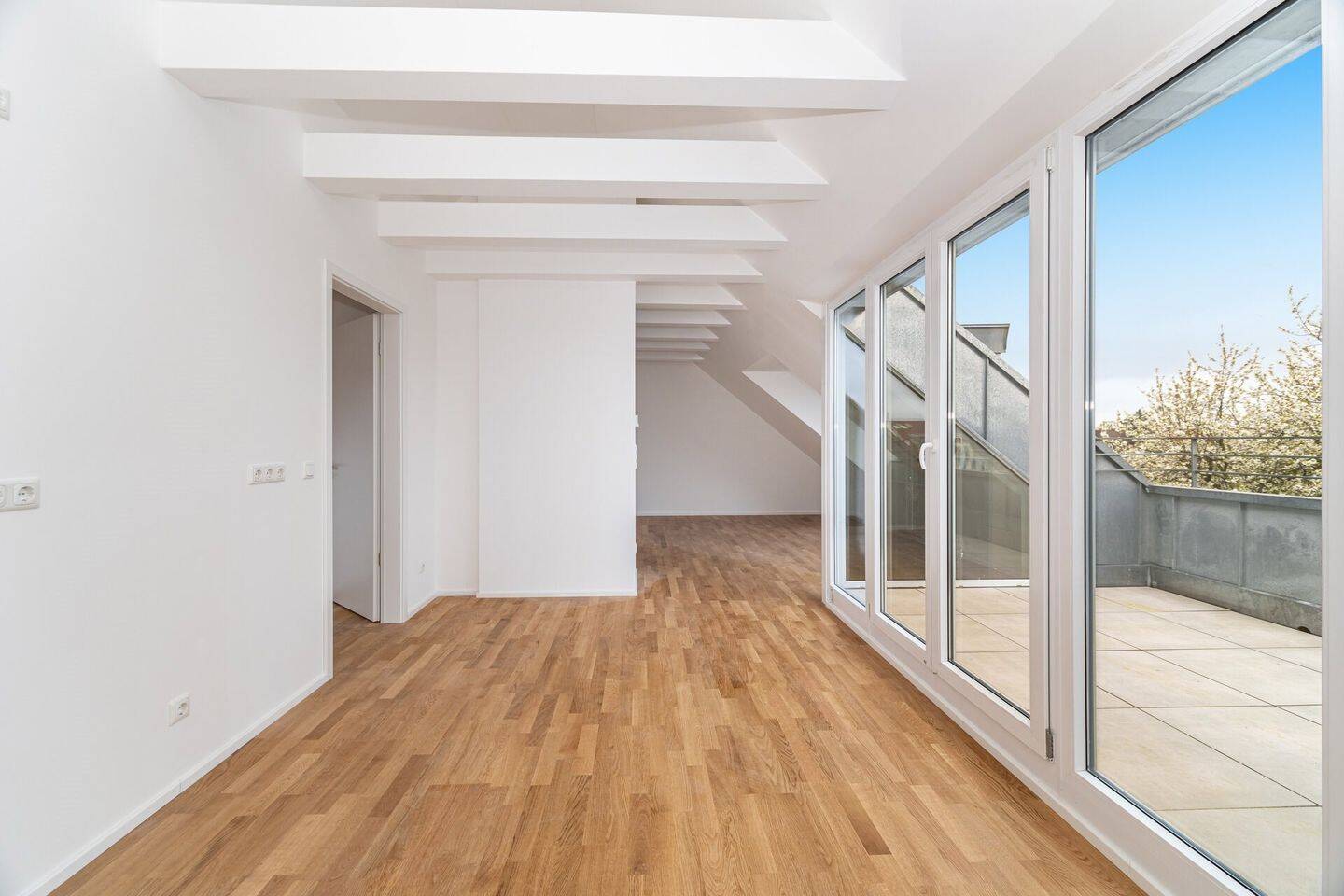 Erstbezug nach Sanierung - charmante 2 Zimmer Dachgeschoss Wohnung