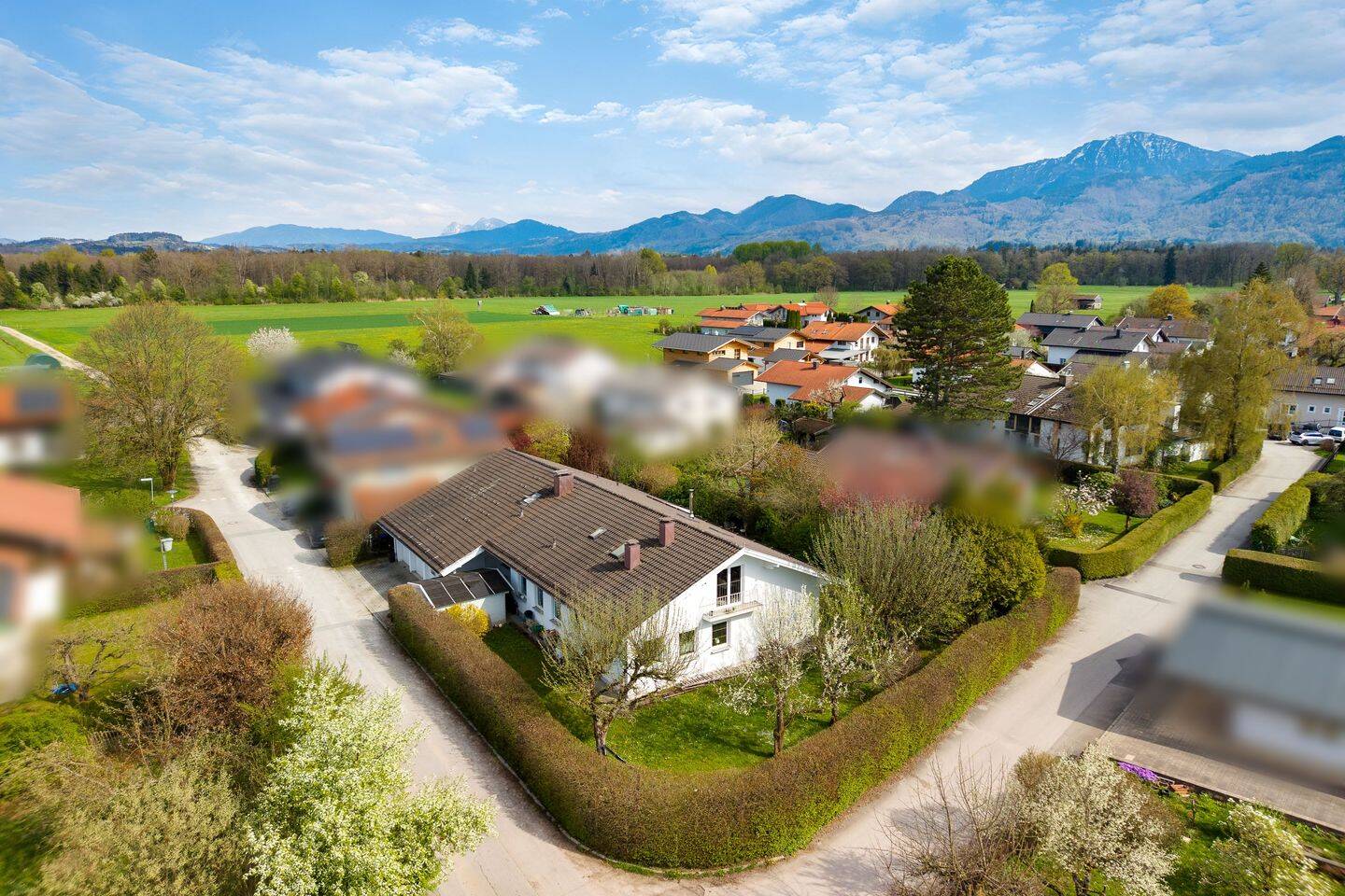 Architektenhaus mit Traumgarten, Indoor-Pool & uneinsehbarem Grundstück in ruhiger Lage – Übersee – Bild 1 von 9