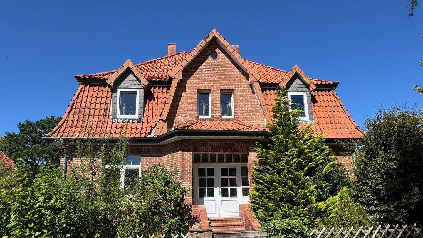 Charmantes Wohnhaus mit ca. 215m², großem Hof und vielseitigen Nebengebäuden – Barum – Bild 1 von 9
