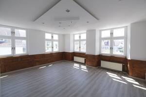 Großzügiges Wohnen mit Charakter - 4 Zimmer-Eigentumswohnung 105 m² in zentraler Lage in 88416 Ochsenhausen – 88416 Ochsenhausen – Vorschaubild 2