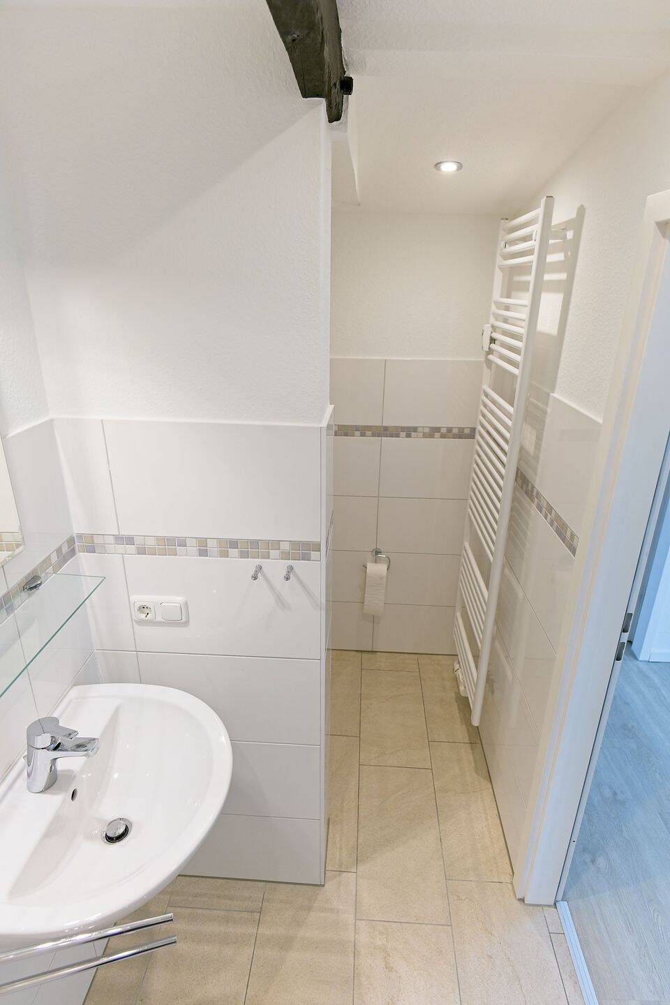 Stilvolle ruhige 3-Zi-Dachgeschosswohnung im Jugendstilhaus - eigene Etage, Dachbalken und Gartenmitnutzung, zentrumsnah in Kiel – Kiel – Vorschaubild 8
