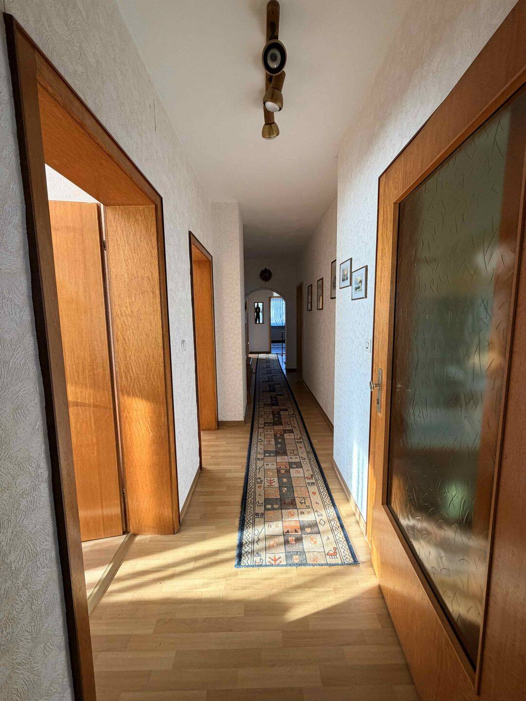 Großzügiges Zweifamilienhaus auf sonnigem Südgrundstück in Edertal-Bergheim – Edertal – Vorschaubild 6