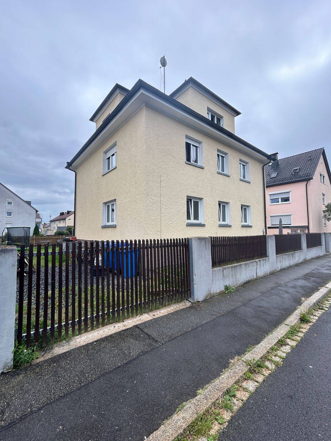 Charmantes Mehrfamilienhaus mit großem Potenzial zur Eigennutzung in zentraler Lage – Regensburg – Bild 1 von 9