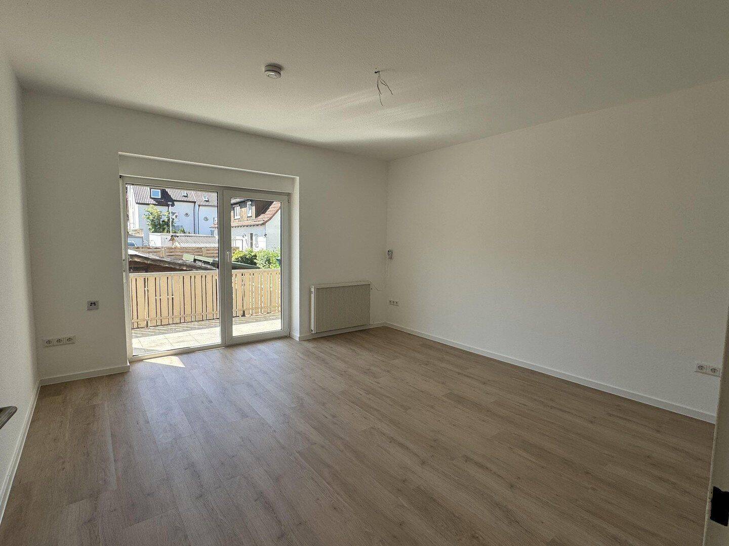 Eigener Garten! Wunderschöne, lichtdurchflutete 2-Zimmer-Wohnung mit Garten, Balkon und Stellplatz