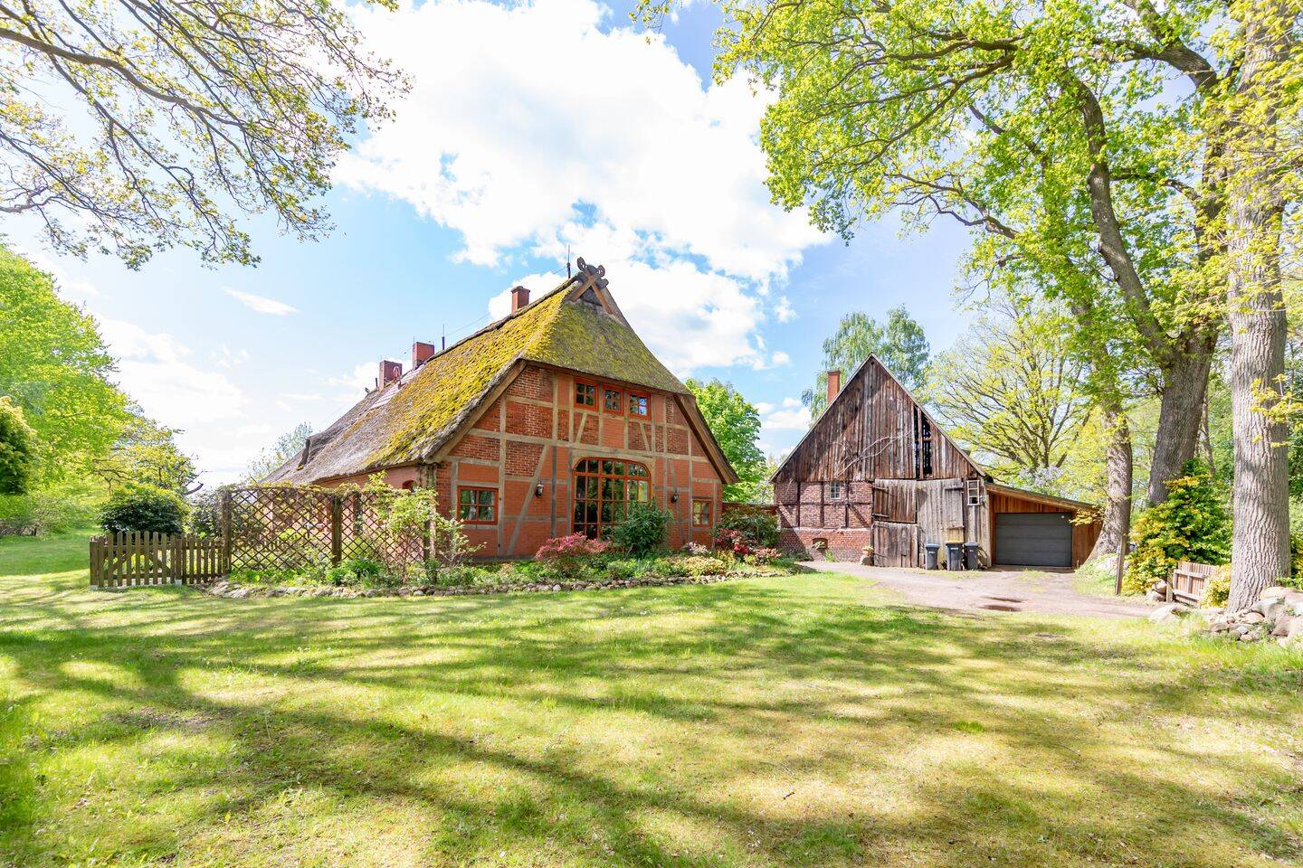 Reetdachdoppelhaus mit Geschichte, großem Garten und Gestaltungspotenzial