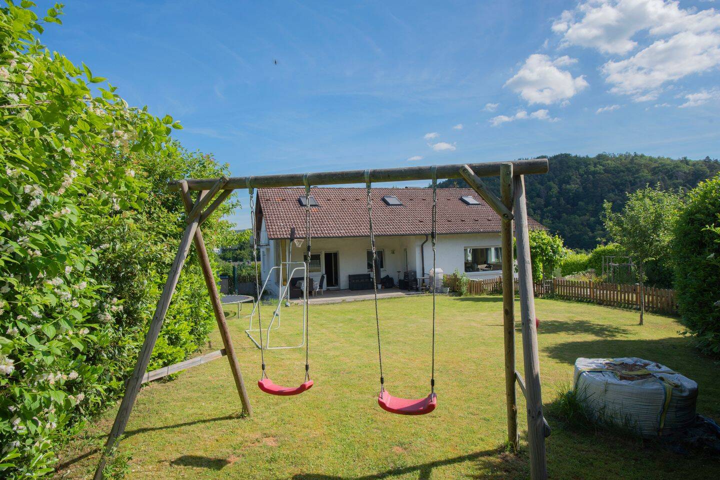 Großes EFH mit ELW (bisher Ferienwohnung) in Aussichtslage von Rod an der Weil. Käuferprovisionsfrei – Weilrod – Vorschaubild 2