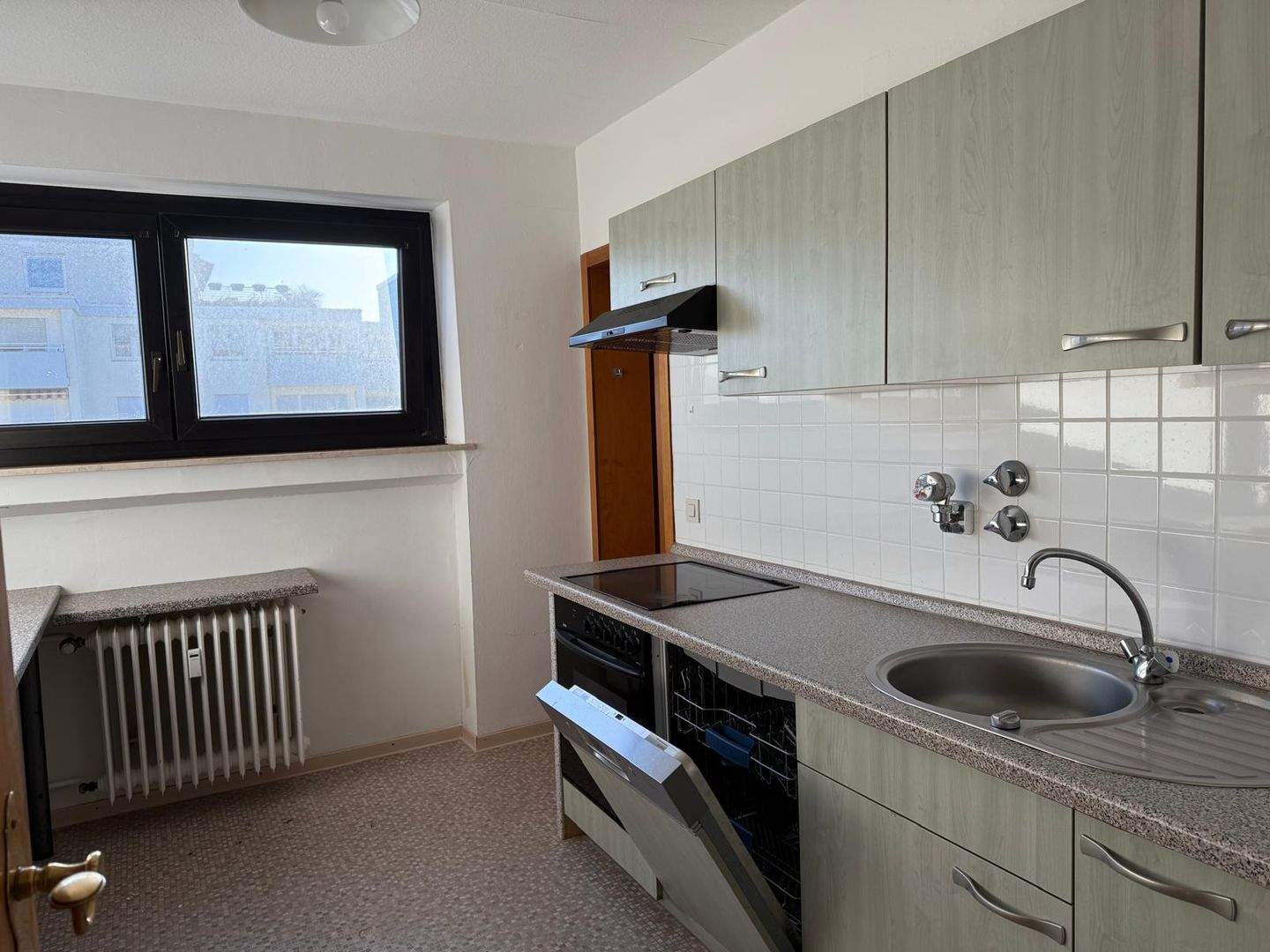 Beste Stadtlage, Sachsenweg, Saarbrücken, komfortable ETW-Wohnung mit Garage und Pool im Haus – Saarbrücken – Vorschaubild 4
