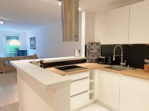 Stilvolle 2-Zi.-Luxuswhg. mit Terrasse, eigenem Gartenanteil und TG-Stellplatz – 20251 Hamburg – Vorschaubild 1