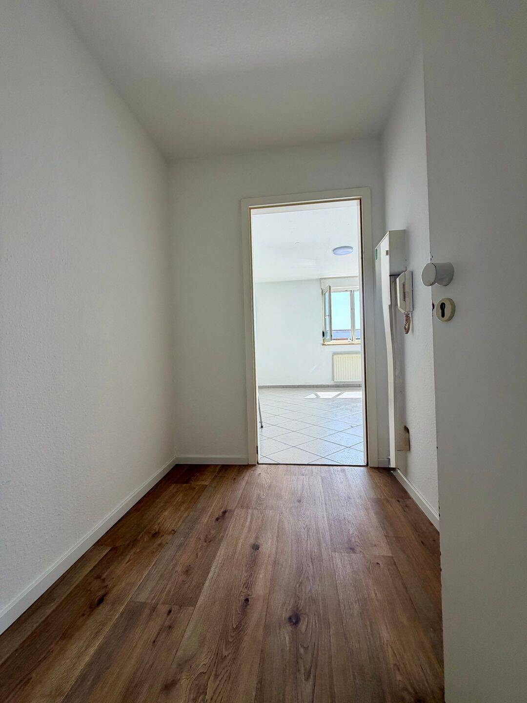 Helle 1-Zimmer-Wohnung in guter Lage nahe der Stadtgrenze – Nürnberg – Vorschaubild 2