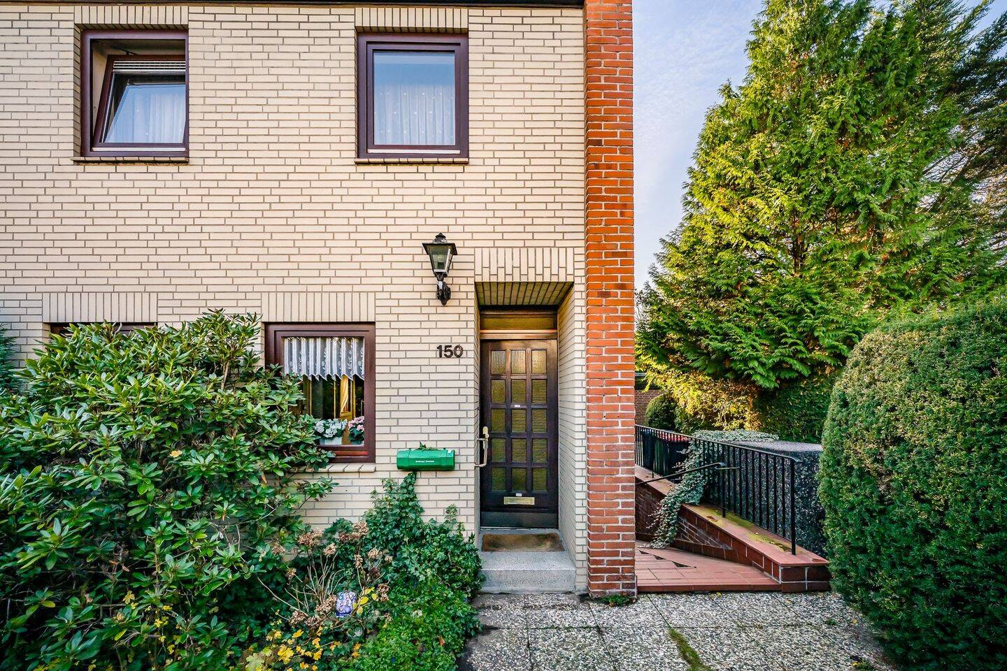 Reihenendhaus mit außergewöhnlichem Grundstück und 2 Garagen