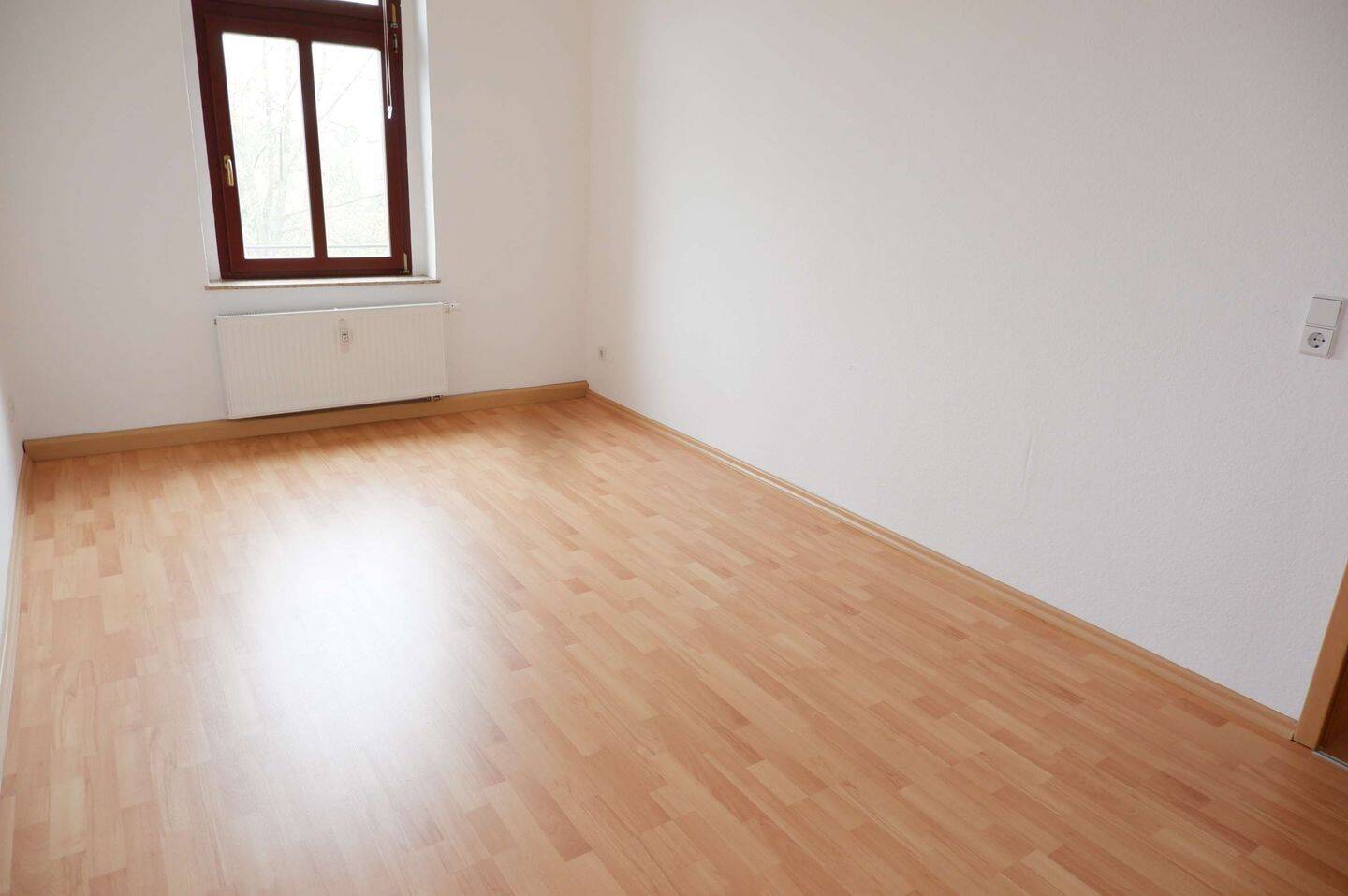 Frei ab 1.6.26 im 3. OG mit Laminat / inkl. moderner EBK !!! – Chemnitz – Vorschaubild 9