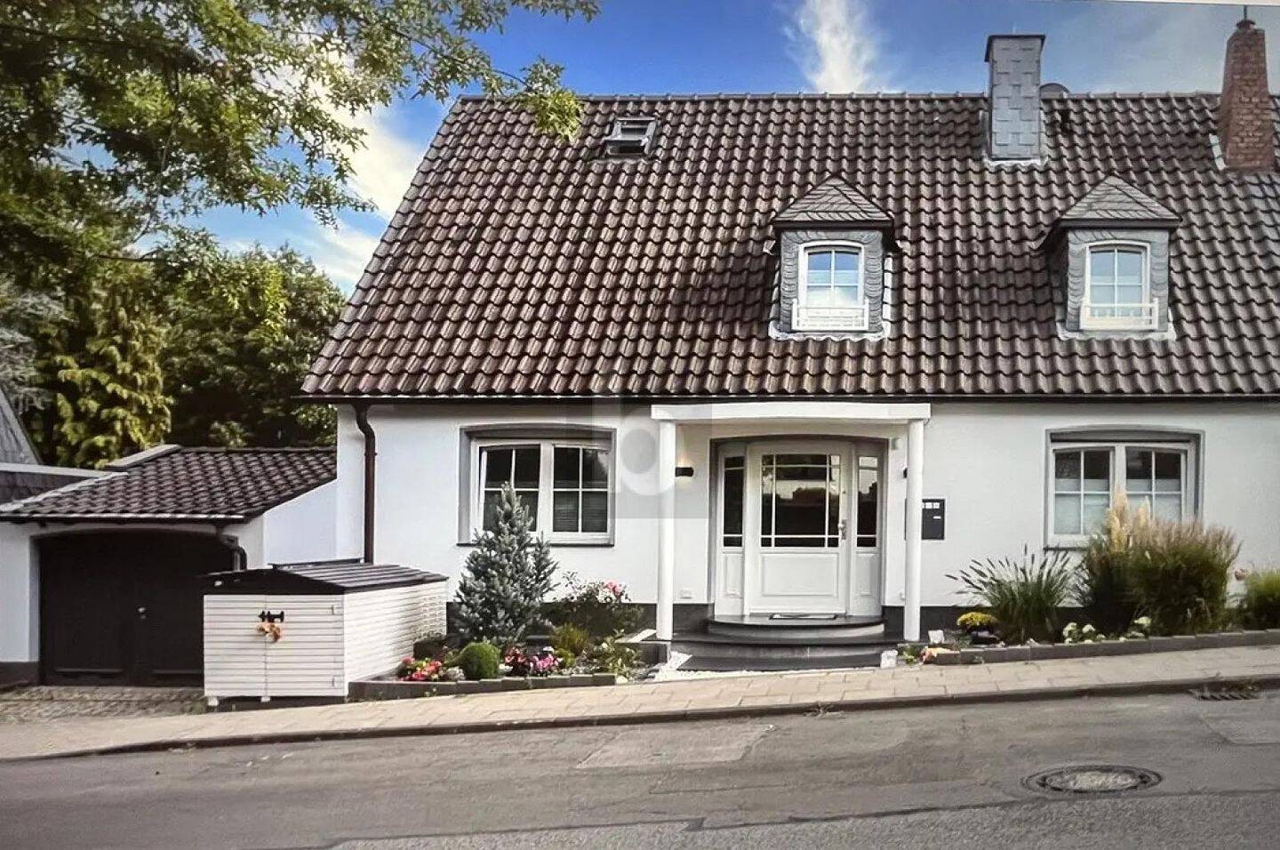 LUXURIÖSES TRAUMHAUS MIT POOL – Essen – Bild 1 von 5