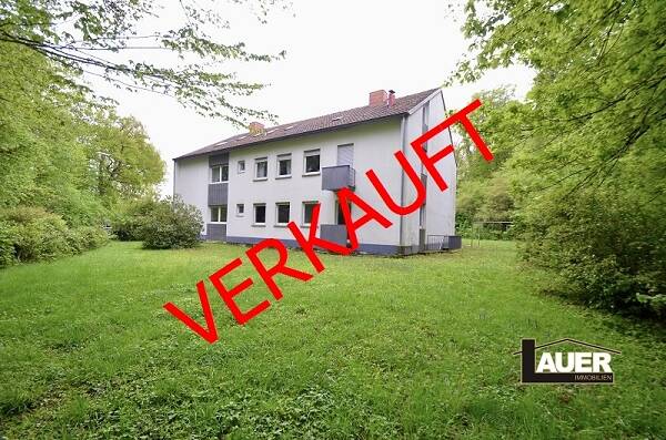 Großzügiges freistehendes Dreifamilienhaus mit zwei Garagen und Garten.
