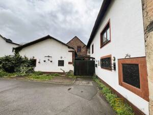 Reihenendhaus mit Nebengebäude im historischen Ortskern von Trier-Pfalzel