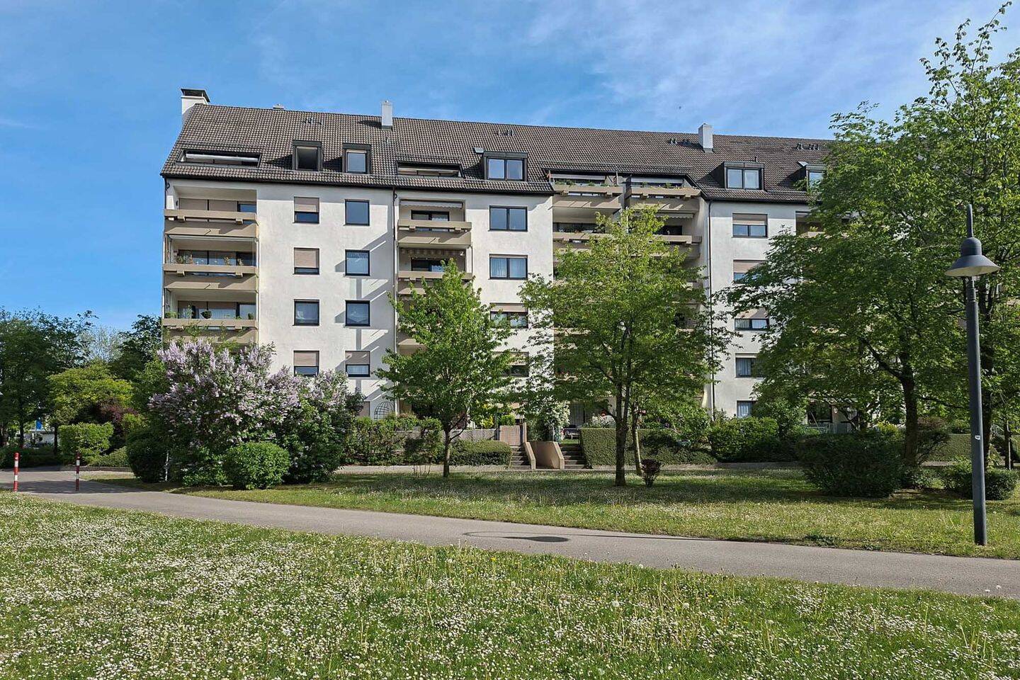 Ihr neues Zuhause in Augsburg: Großzügige 4-Zimmer-Wohnung mit Loggia inkl. TG-Stellplatz – Augsburg – Bild 1 von 9