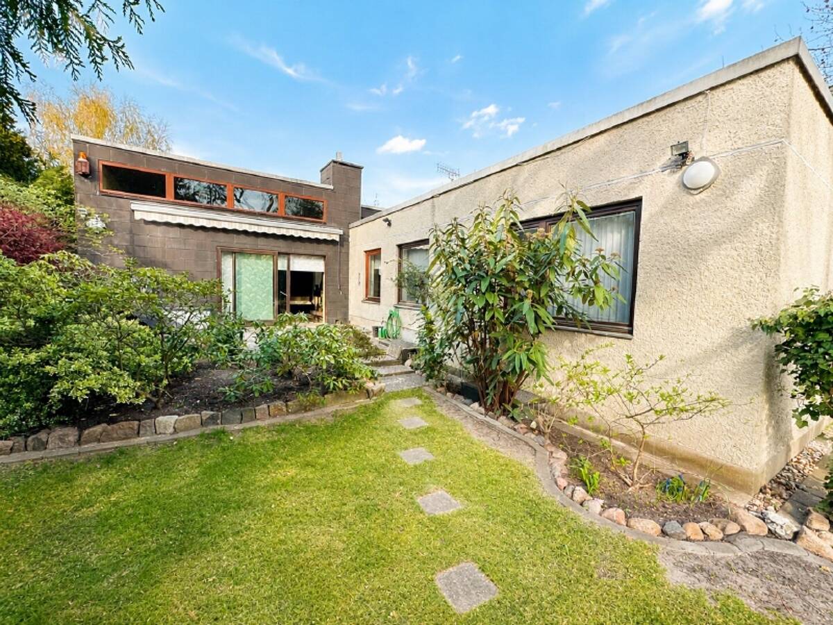 RESERVIERT - Architektenbungalow mit besonderer Raumhöhe und Südwestterrasse – 12277 Berlin – Bild 1 von 9
