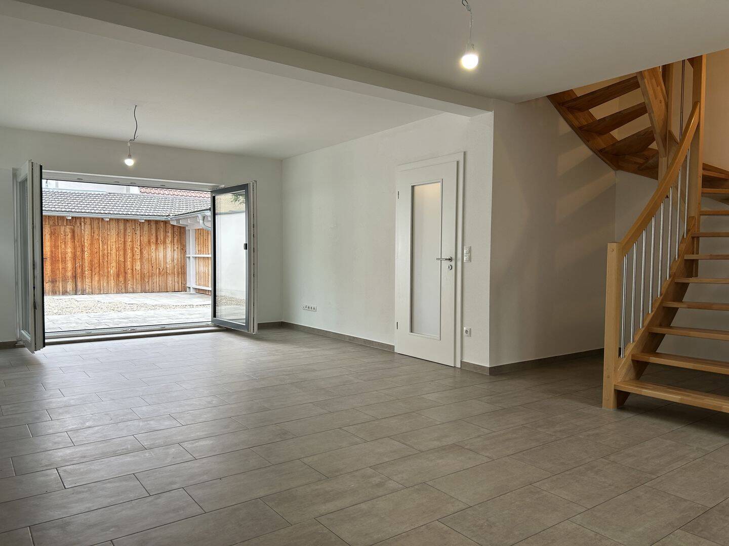 Pflegeleichte Immobilie - moderne Doppelhaushälfte im unteren Vilstal – Eichendorf – Bild 1 von 9