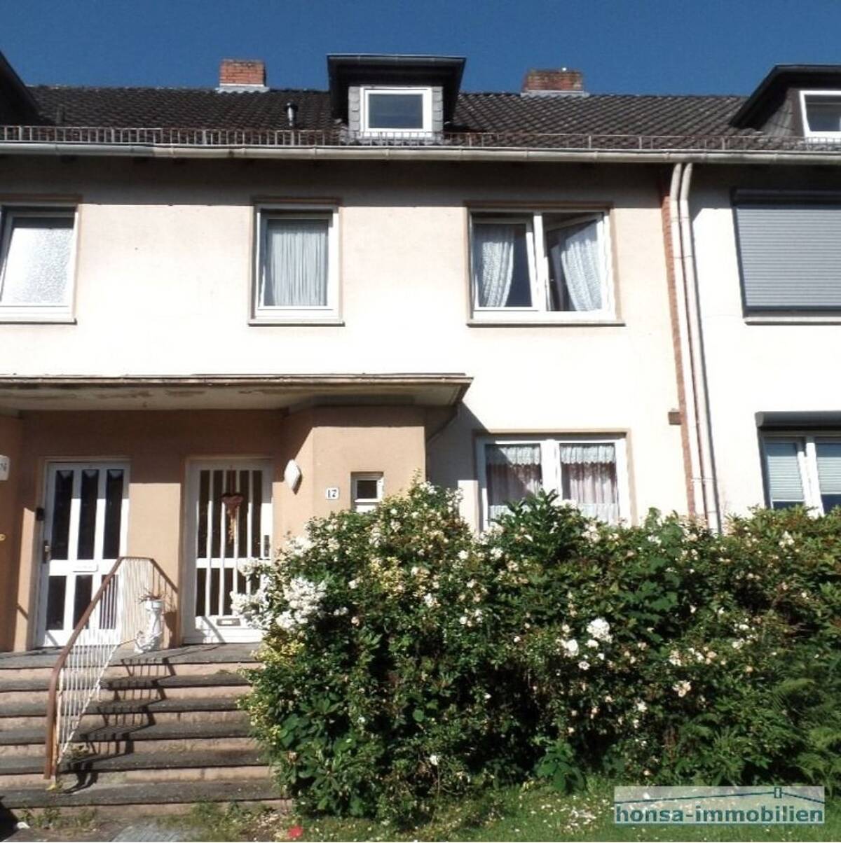 Gemütliches Reihenhaus mit Sonnenbalkon, ausgebautem Dachgeschoss, Vollkeller, großer Garten, Garage – 28259 Bremen – Bild 1 von 9