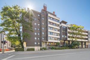 Wohnen mit Aussicht: Großzügige Dachterrasse, Kamin, Lift und Einzelstellplatz in der Tiefgarage – 80802 München – Vorschaubild 3