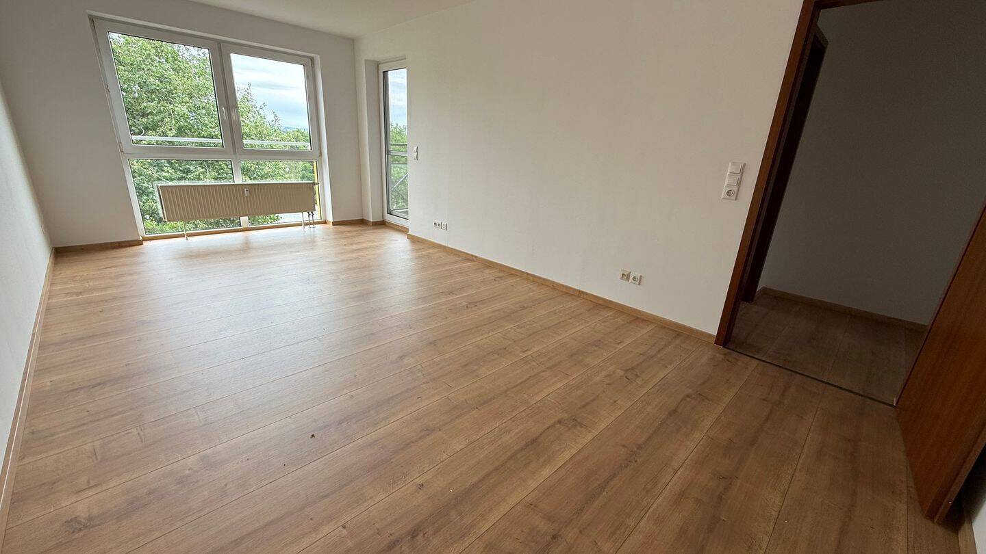 Mit Lift ins 5.OG * Laminat *  Loggia * Wanne + TG-Stellplatz
