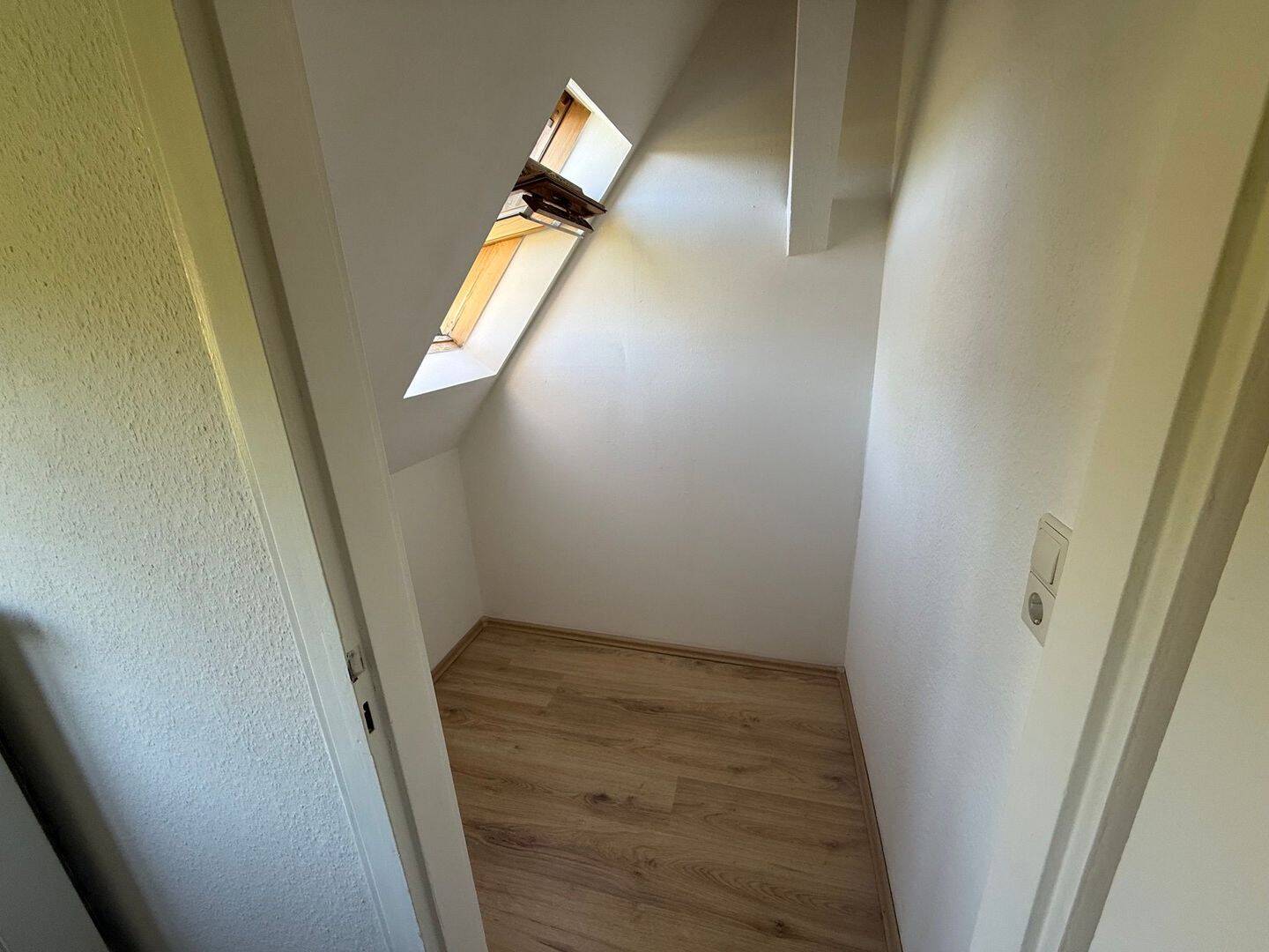 ruhige DG 3 Raum Wohnung – Chemnitz – Vorschaubild 2