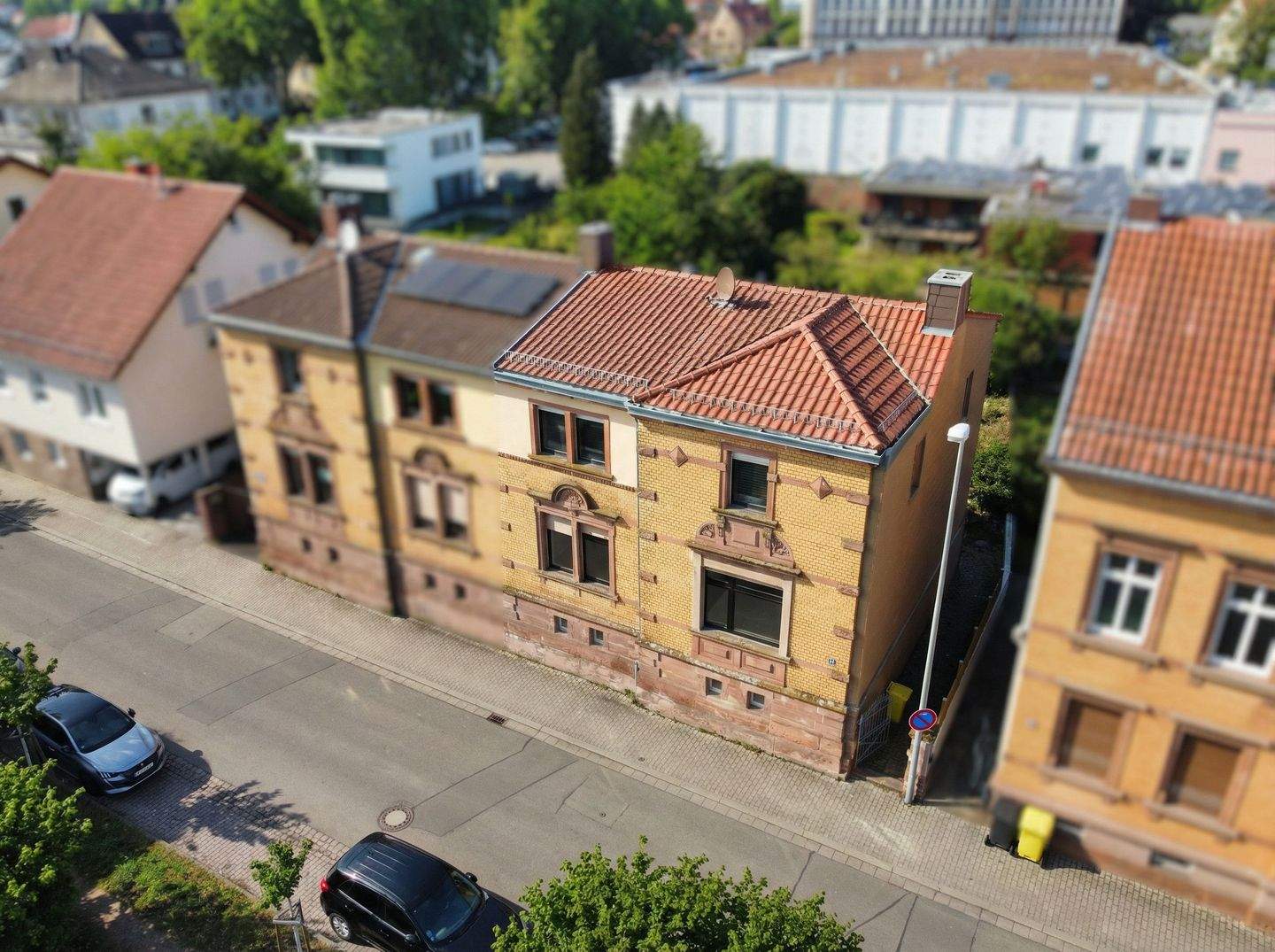 Zentrale Bestlage: Sanierungsbedürftiges Ein- bis Zweifamilienhaus! – Zweibrücken – Bild 1 von 9