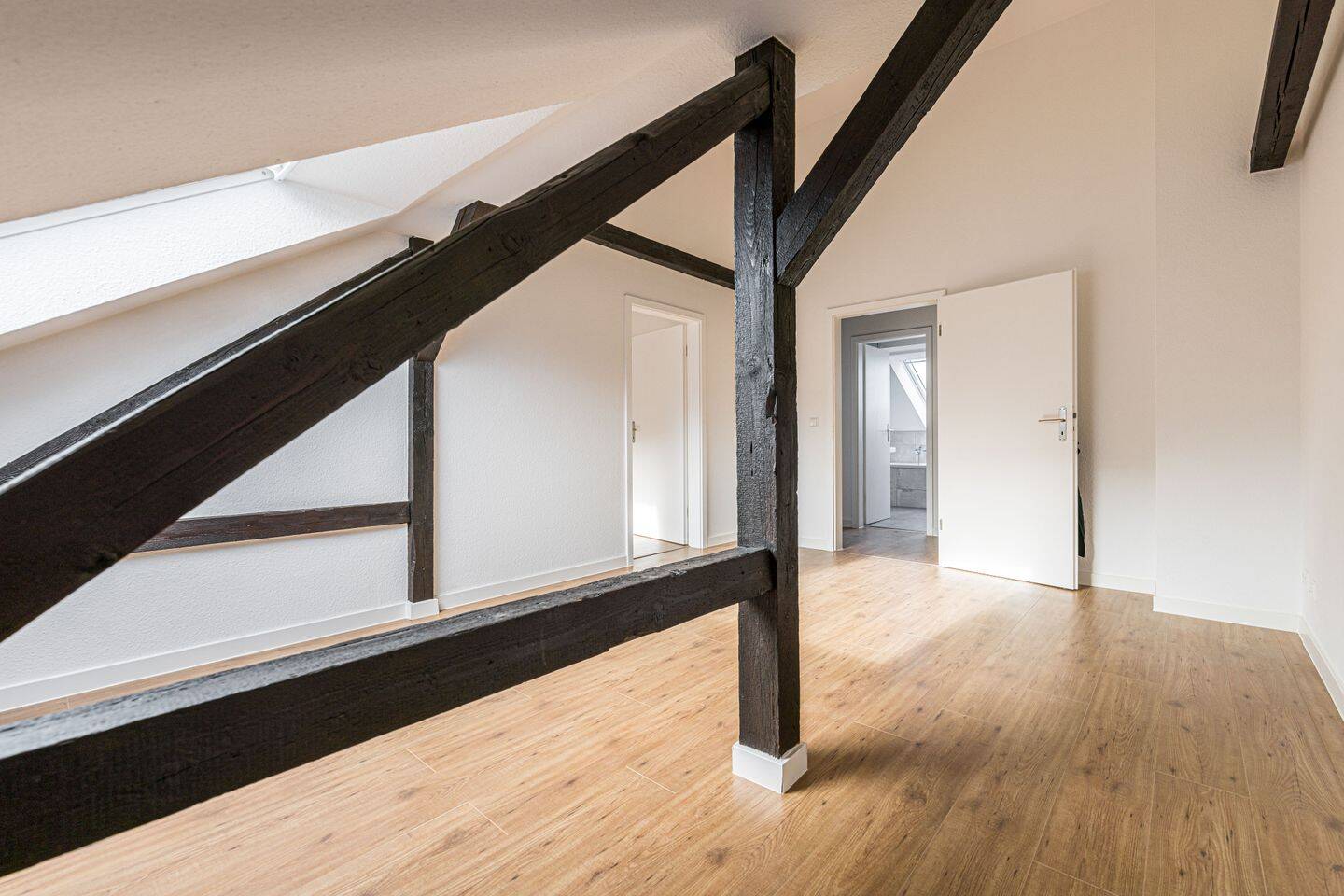 Helle 2-Zimmer-Dachgeschosswohnung mit Wohlfühlcharakter - ideal für Singles oder Paare – Frankfurt am Main – Vorschaubild 3