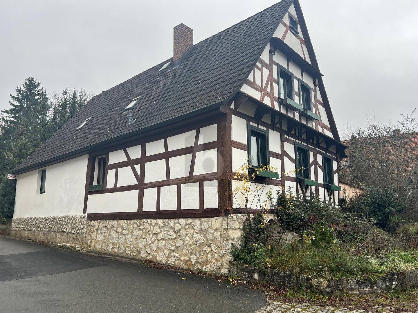 FAMILIENIDYLLE MIT AUSBAUPOTENTIAL – Strullendorf – Bild 1 von 5