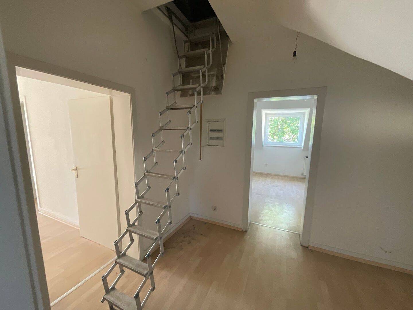 Frisch renovierte 4 Zimmerwohnung DG – Krefeld – Vorschaubild 6
