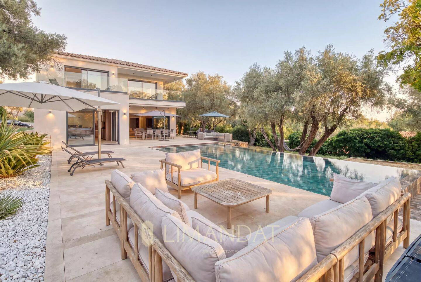 Maison 6 pièces 321 m² · à Valbonne · 321 m² · 10 850 €/mois