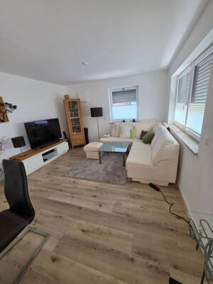 4-Zimmer Wohung inkl. Terrasse und Garten + 2 Stellplätze (1 Stellplatz im Carport) – 82398 Polling – Vorschaubild 3
