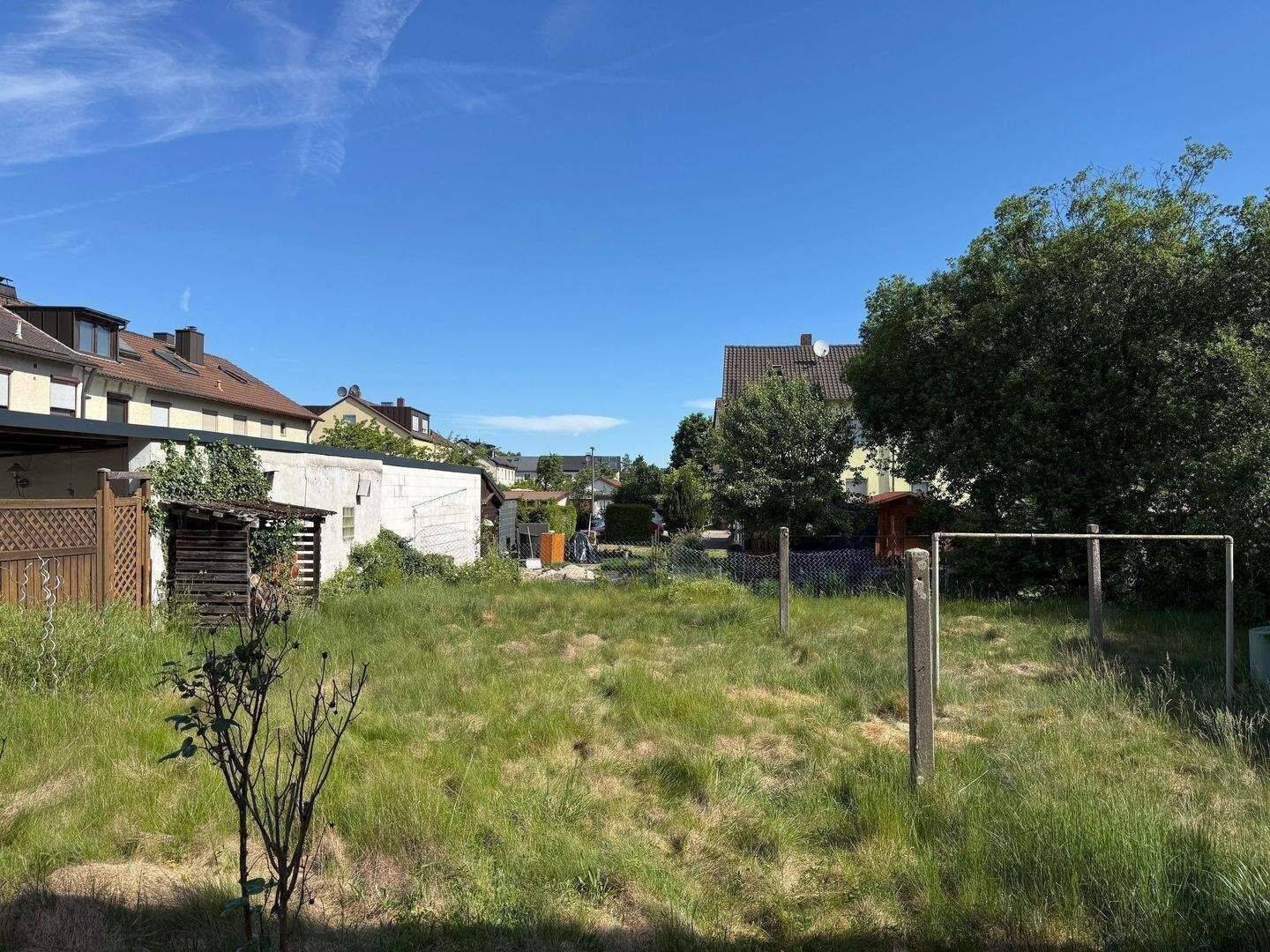 Doppelhaus mit zwei Wohneinheiten, Ideal für Familien mit Platzbedarf oder Kapitalanleger, mit 569 m² Grundstück, mit Garage und Gartenhaus – Nürnberg – Vorschaubild 3