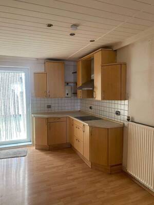 **Sofort bezugsfreies Zweifamilienhaus mit viel Potenzial – Preis verhandelbar**