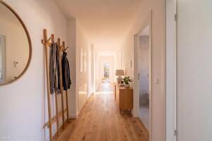 *BEZUGSFERTIG 2026* ELEGANTE 4-ZIMMER-STADTWOHNUNG MIT 2 BALKONEN UND 2 BÄDERN – 80937 München – Vorschaubild 4