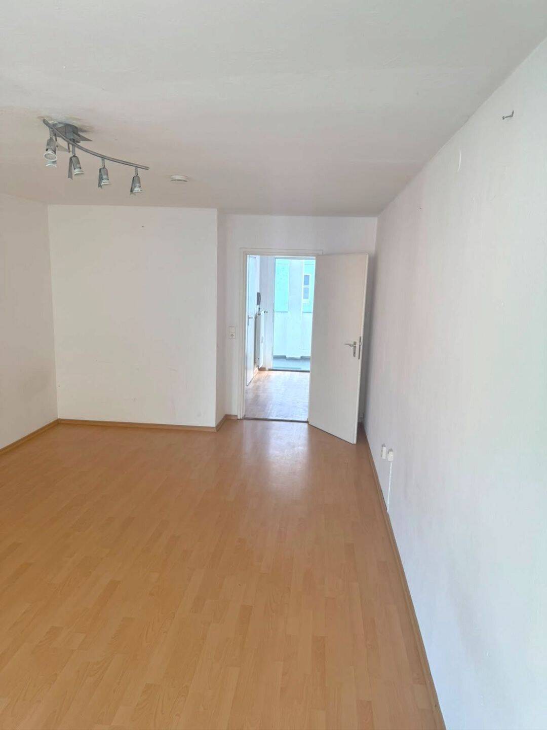 Zentrale 1 Zimmer Wohnung mit Balkon und Küchenzeile – Regensburg – Vorschaubild 2