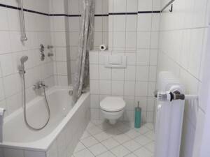 Tannenwäldchen: Zentral gelegene Wohnung mit Südbalkon, mit Blick über Kassel – 34119 Kassel – Vorschaubild 3