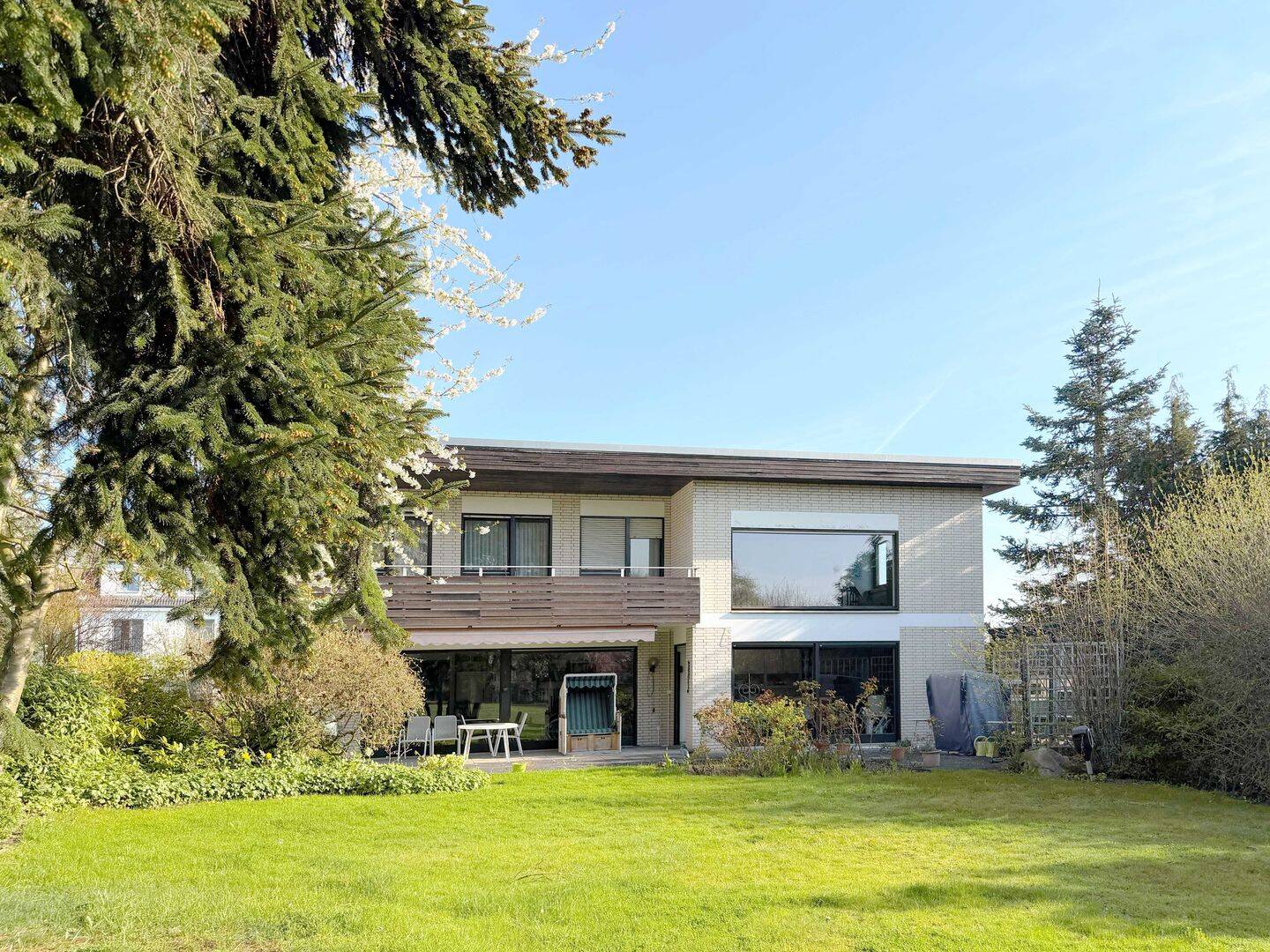 Harleshausen/ Höhenlage... Nähe Habichtswald; Feudales 1-2 Familienhaus mit traumhaft schönem Grundstück und Blick ins Grüne